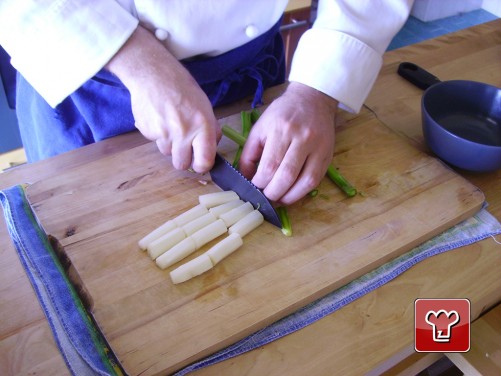 Asparagi di primavera: come cucinarli senza sprecarli (e 3 ricette rapide)