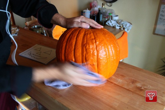 Foto Pulizia di Come intagliare la Zucca di Halloween