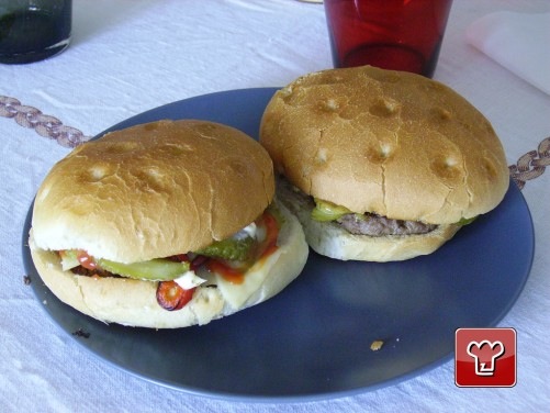 Coda di topo in un hamburger al McDonald’s