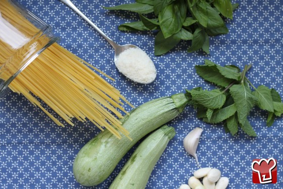 Foto Gli ingredienti di Linguine al pesto di zucchine e mandorle