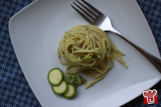 Foto Linguine al pesto di zucchine di Linguine al pesto di zucchine e mandorle