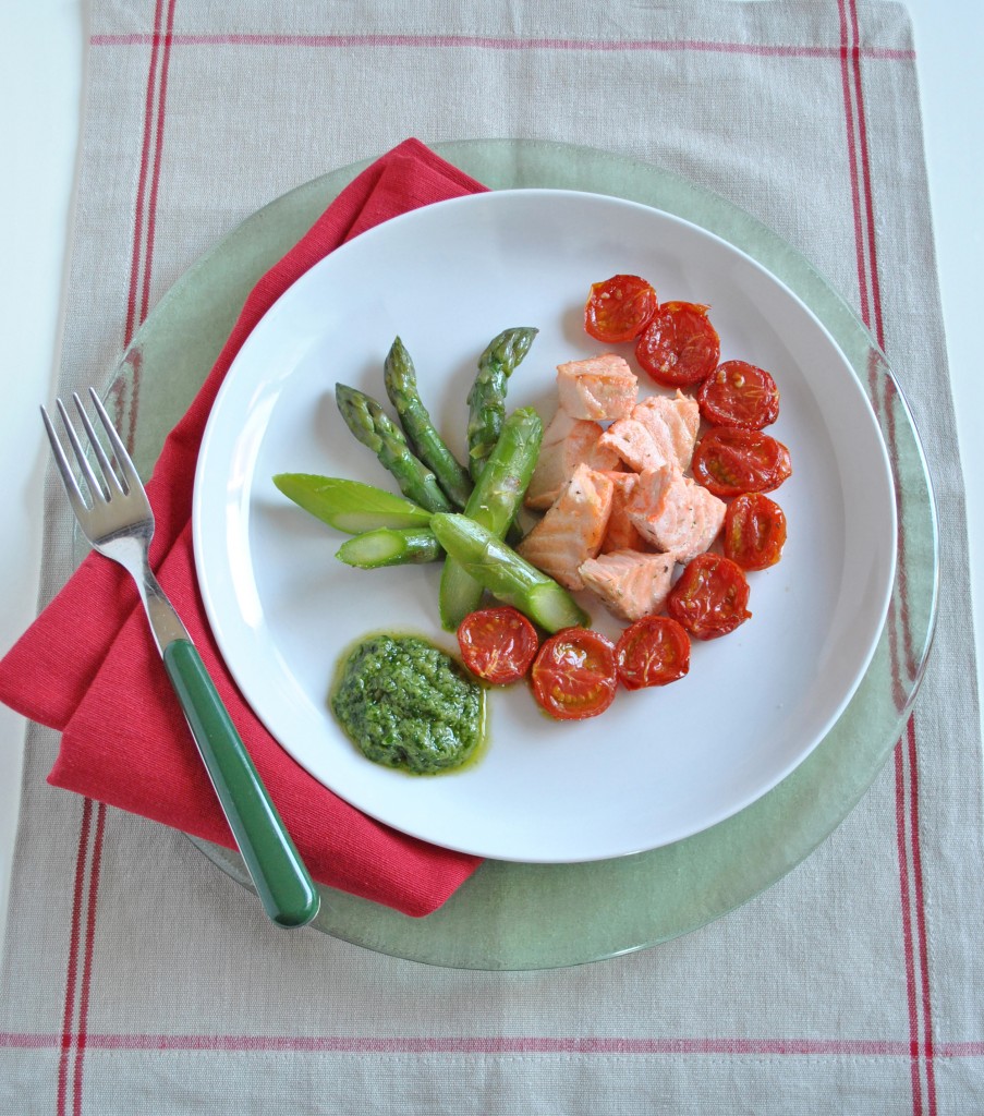 Salmone con asparagi, pomodorini confit e salsa leggera al basilico