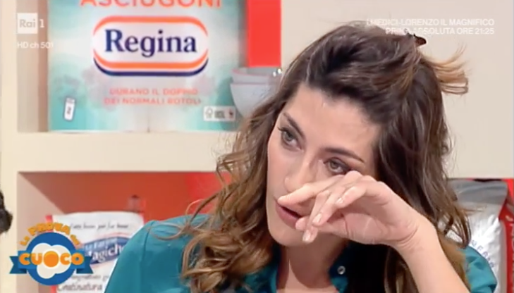 Elisa Isoardi piange durante la diretta de La Prova del Cuoco