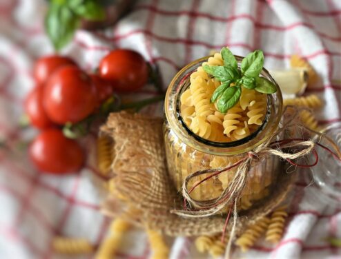 Cibi scaduti, quali si possono mangiare e quali no