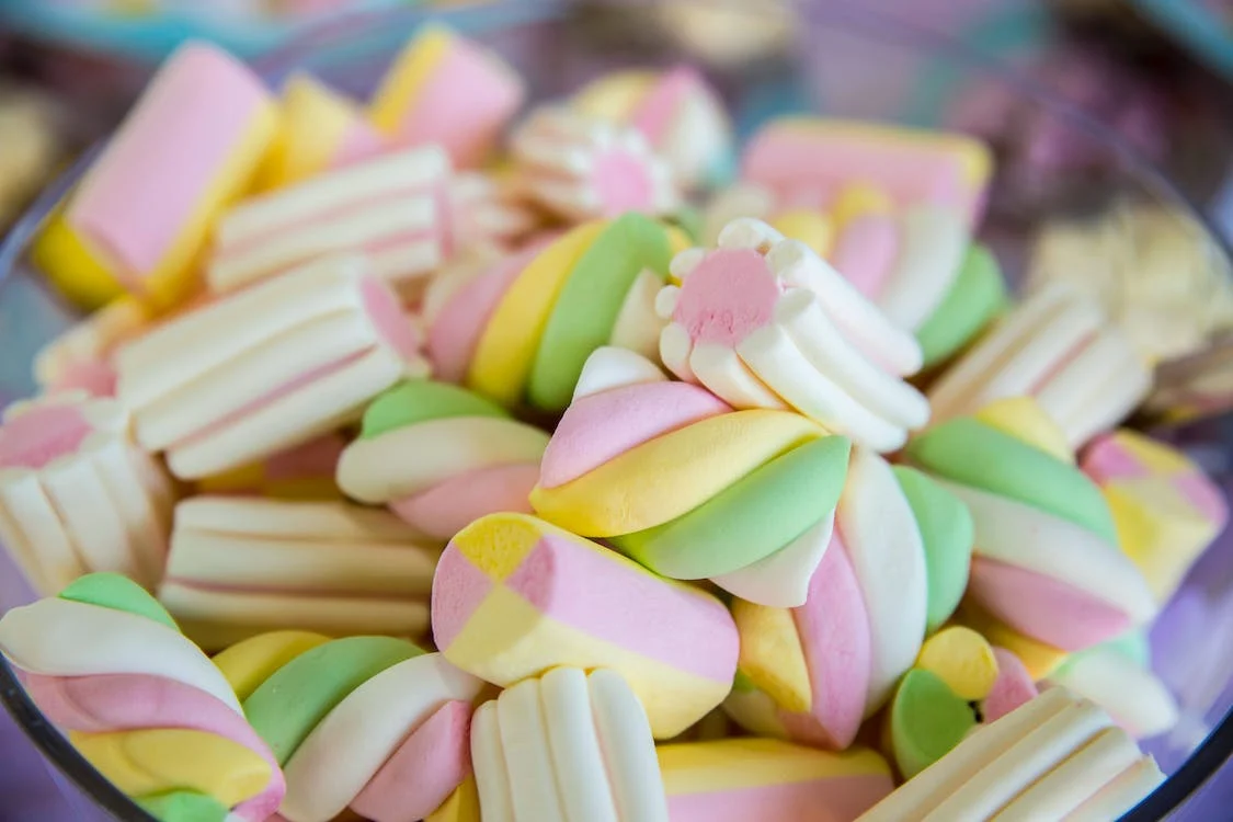 Marshmallow colorati: ecco come usarli per creare torte e decorazioni per  feste di compleanno