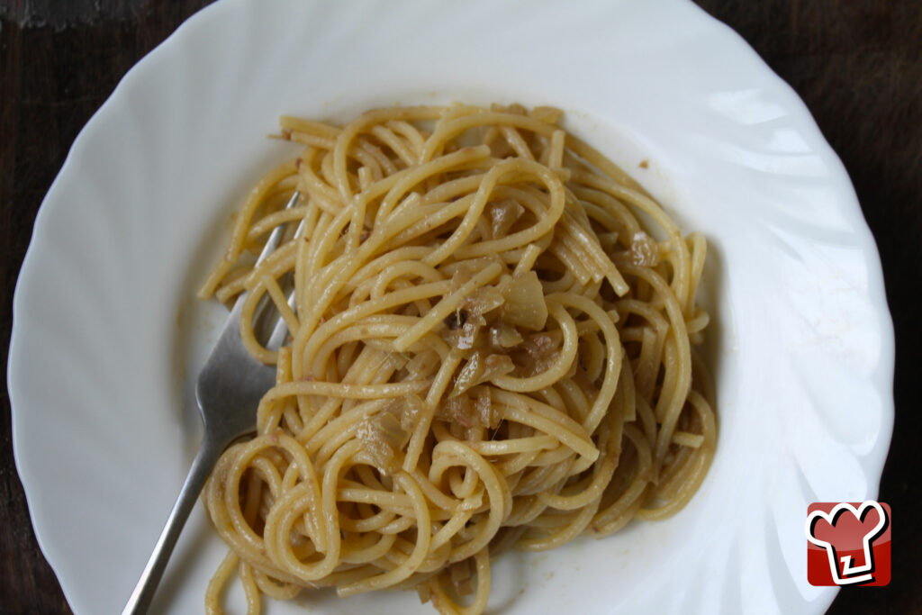 Spaghetti in salsa di acciughe con olive e capperi: segreti della cucina italiana