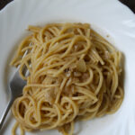 spaghetti in salsa di acciughe - Ricettepercucinare.com