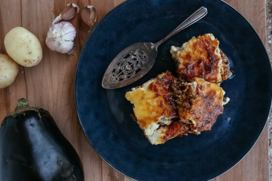 Pasta al forno con cavoli e besciamella, un viaggio culinario delizioso