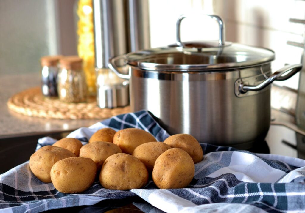 Patate lesse quanto devono cuocere e come si fanno?