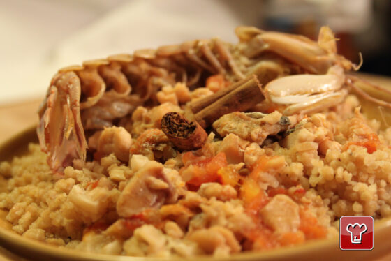 Cous cous di pesce alla trapanese con crostacei e pomodoro