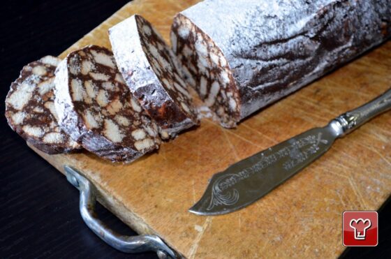 Fette di salame di Nutella: i pezzi di biscotto sono grandi e il cioccolato attorno è continuo