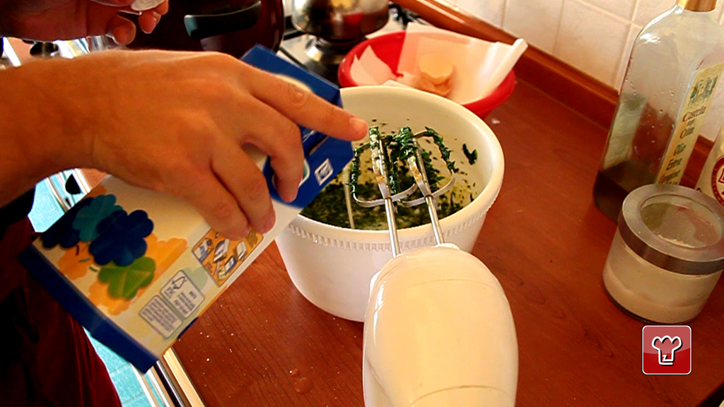 L impasto degli spatzli agli spinaci lavorato con lo sbattitore elettrico nella terrina