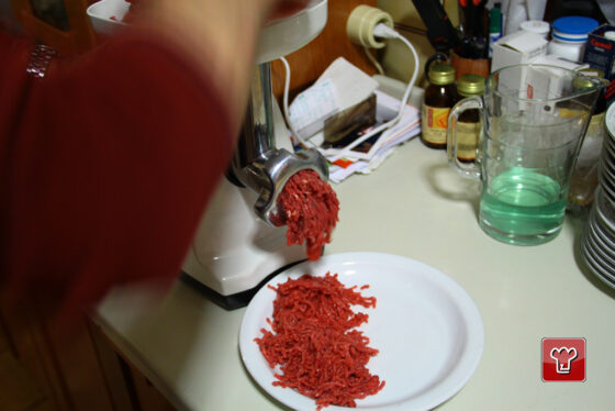 La carne per la tartare esce dal tritacarne in filamenti distinti, non in una pasta