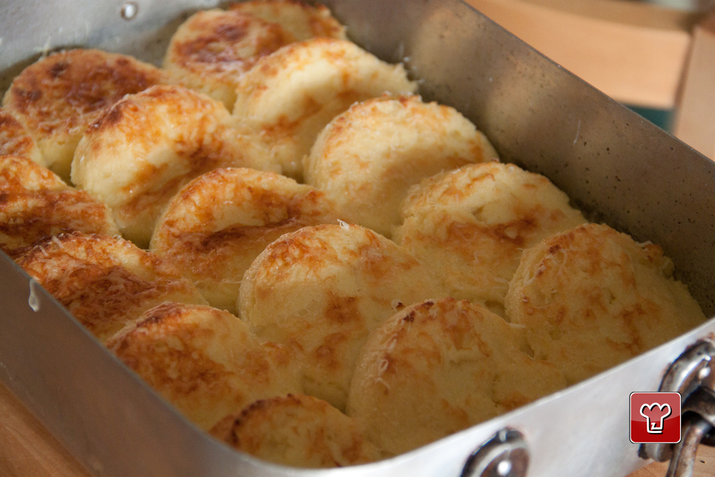 Gnocchi alla romana gratinati in teglia, con la superficie dorata e i bordi abbrustoliti